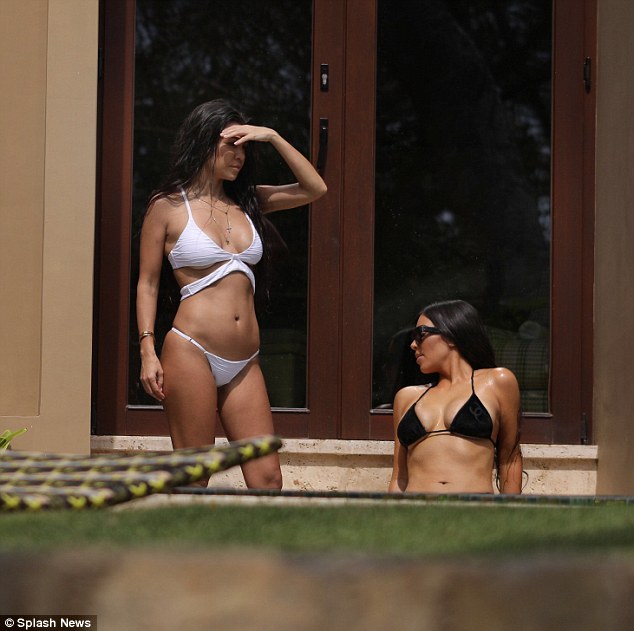 Kim Kardashian looks slimmer than ever in black ʙικιɴι | Daily Mail Online