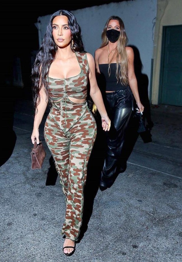 Kim Kardashian dons camouflage print jumpsuit with sister Khloé Kardashian for dinner : Bollywood News - Bollywood Hungama