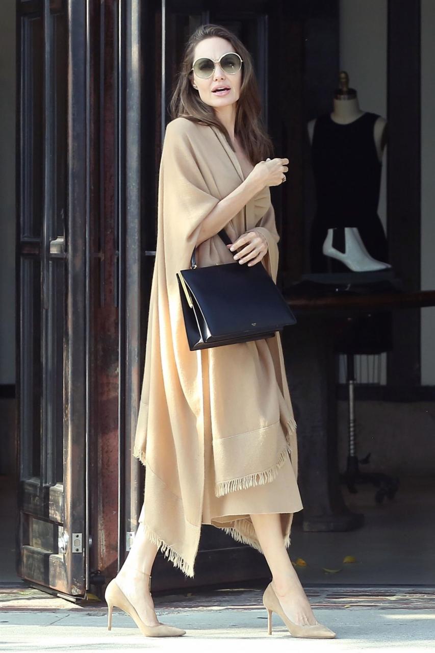 https://celebmafia.com/wp-content/uploads/2018/08/angelina-jolie-at-perch-restaurant-in-los-angeles-08-26-2018-0.jpg