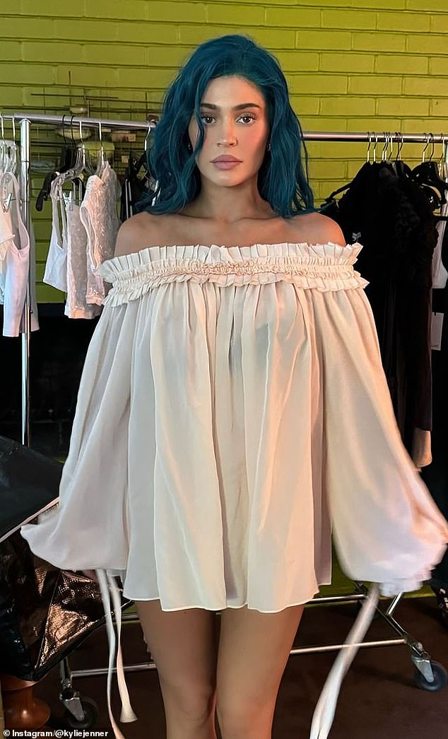 The Kylie Cosmetics founder, 27, posted two Sєxy portraits to her Instagram Story, one of which showed her rocking a tiny babydoll dress