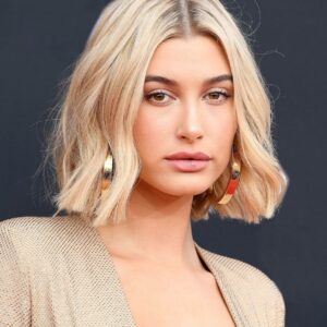 HAILEY BIEBER CONTINUES TO BE *THAT* GIRL, WEARING GIANT VINTAGE SUNGLᴀssES