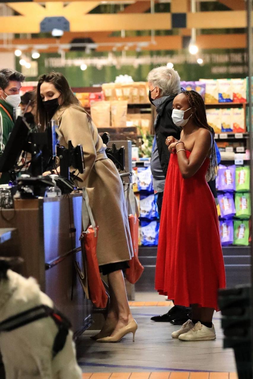 angelina jolie goes grocery shopping with her daughter zahara at erewhon in  west hollywood, california-190921_4