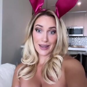 Paige Spiranac freaks out at the sight of Dolly Parton dressed as a Cowboys cheerleader and sends a message to her