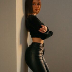 Unapologetically embracing my curves with confidence. Owning my unique style in this sleek black ensemble! Unapologetically embracing my curves with confidence. Owning my unique style in this sleek black ensemble!