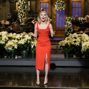 Saturday Night Live: Scarlett Johansson gets into the spirit of Christmas pᴀssé