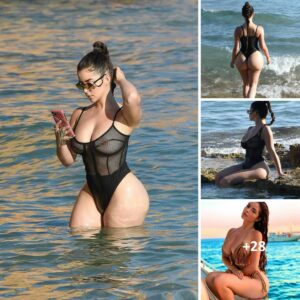 Demi Rose showed off curves on the vacation