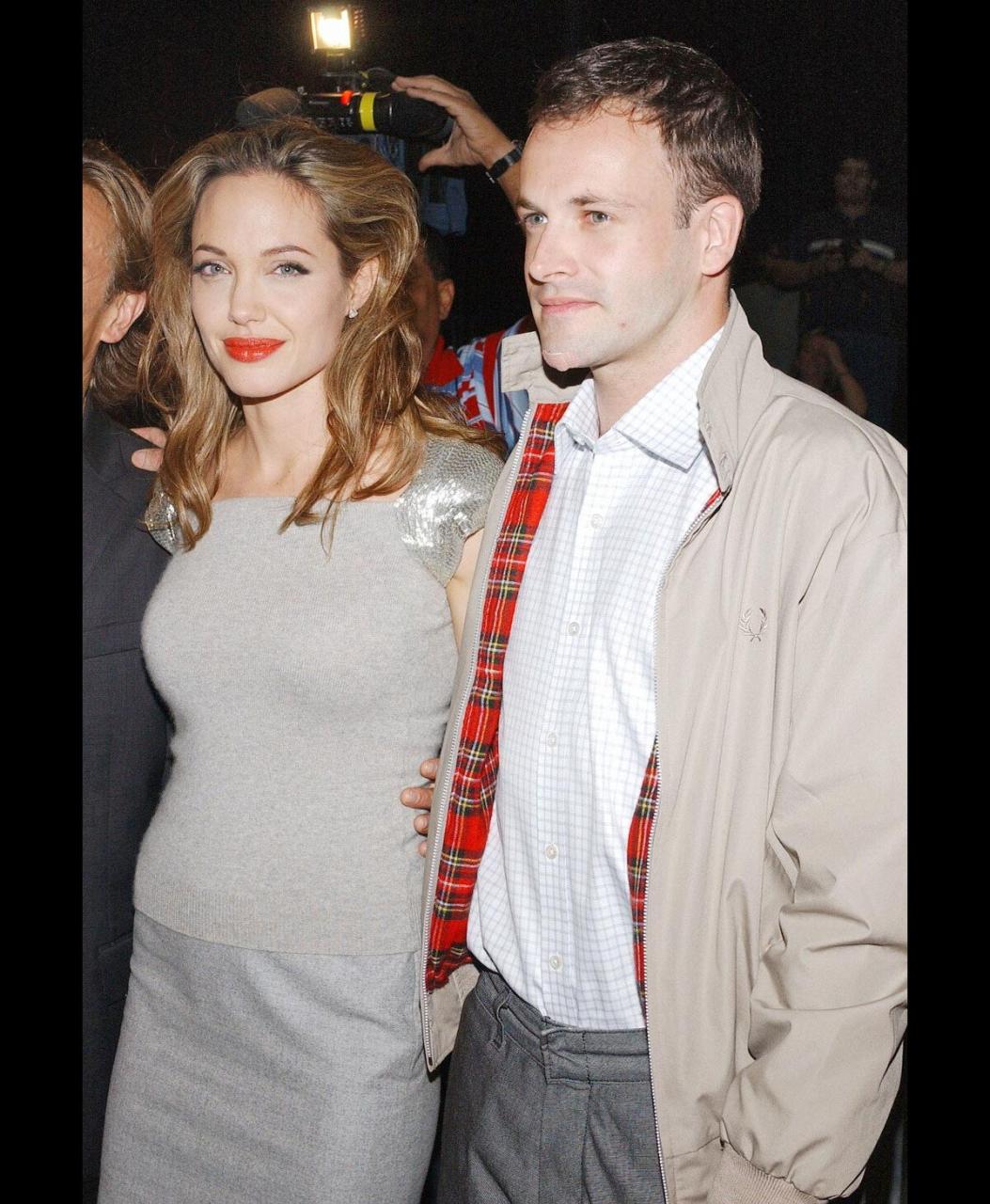 PH๏τo : Angelina Jolie et Johnny Lee Miller - Purepeople