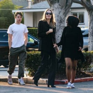 Photo : Angelina Jolie se promène à Los Feliz avec sa fille Sahara et son  fils Knox. Le 23 décembre 2023. @ Backgrid USA / Bestimage - Purepeople