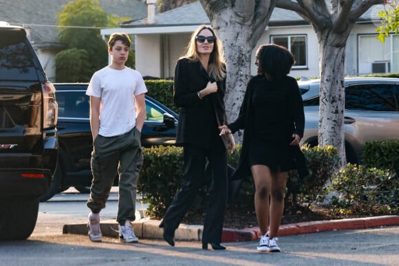 PH๏τo : Angelina Jolie se promène à Los Feliz avec sa fille Sahara et son  fils Knox. Le 23 décembre 2023. @ Backgrid USA / Bestimage - Purepeople