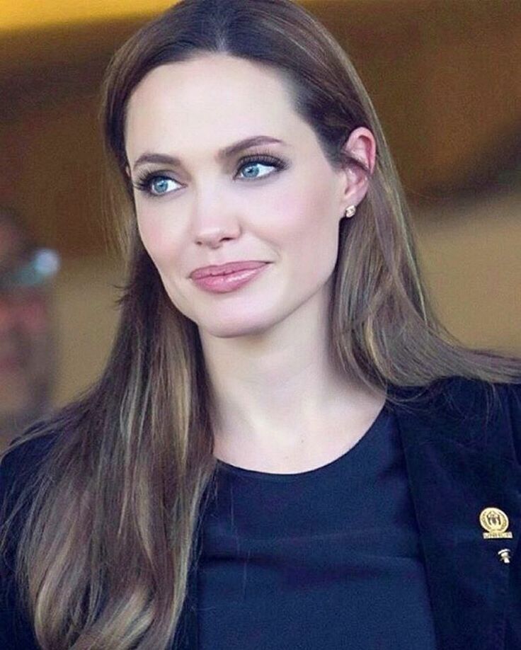 1,487 Likes, 18 Comments - Angelina Jolie (@trueangelina) on Instagram: “Boss lady Angelina  #AngelinaJolie #AngelinaJoliePitt #BradPitt #… | Kvinder, Berømtheder