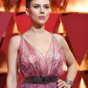 When Scarlett Johansson Flaunted Her Busty ᴀssets & Toned AF A** In A Pink Sequinned Tulle Dress With A S*xy Neckline & Made Us Sing “Pretty Woman”