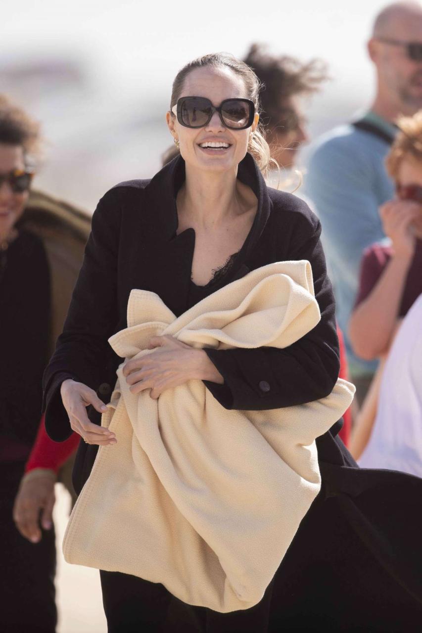 Angelina Jolie - Take a break from filming on the beach in Fuerteventura