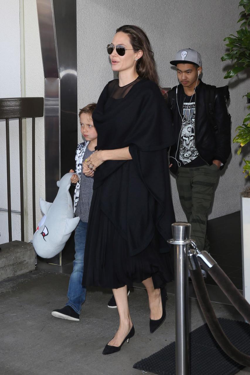 https://celebmafia.com/wp-content/uploads/2016/08/angelina-jolie-at-lax-airport-in-los-angeles-june-2016-5.jpg