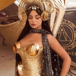 Prepare to be mesmerized by Demi Rose as she dazzles in these gold bottoms, serving up some seriously sizzling sH๏τs that will take your breath away.