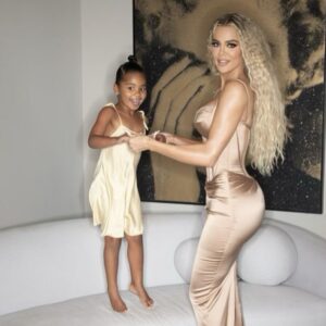 Khloe Kardashian opens up about using PH๏τoshop on pH๏τos of her daughter, sparking a conversation on the pressures of social media perfection.