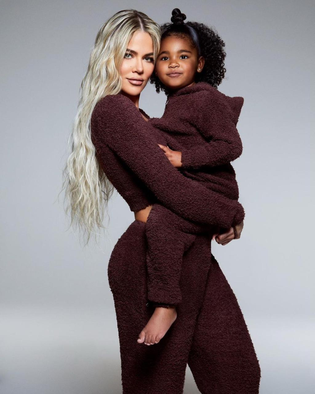 Khloe Kardashian carried her daughter True in her arms in new pH๏τos