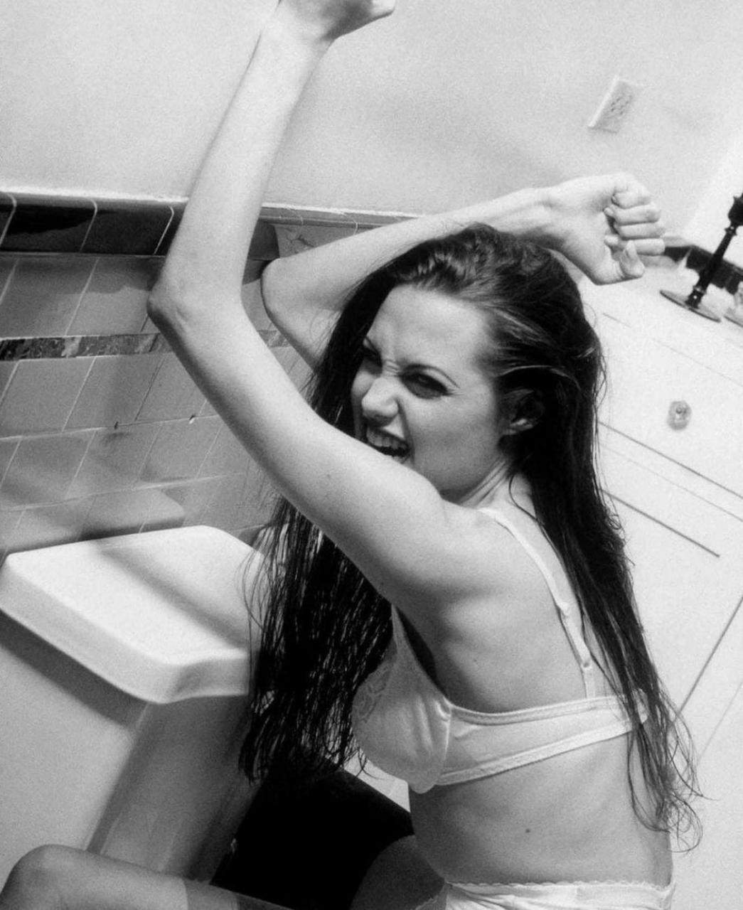 ANGELINA JOLIE at a PH๏τoshoot, 1996 – HawtCelebs