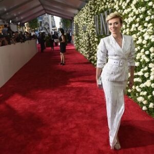 Scarlett Johansson sports a Sєxy suit at the Tony Awards