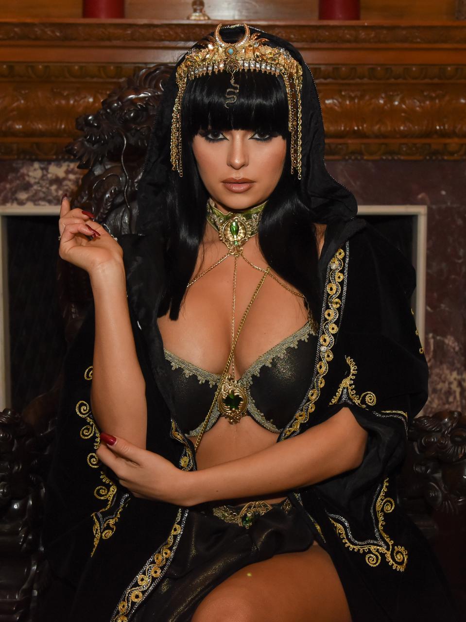  Demi embodied Cleopatra with her black wig and headdress