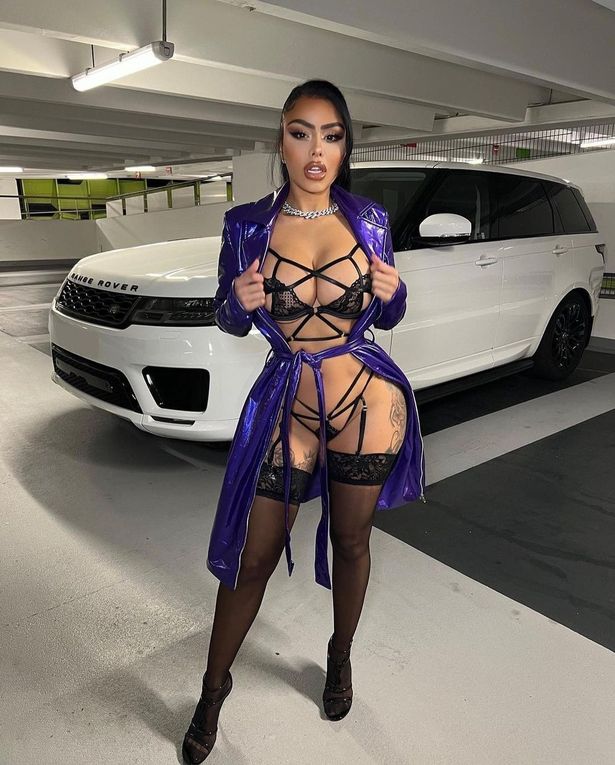 Ella llevaba un traje de Fashion Nova.