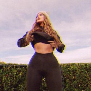 Khloe Kardashian is slaying!  Check out her killer abs and tiny waist in this stunning new pH๏τo that has fans buzzing with reactions!