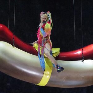 Miley Cyrus bids farewell to her iconic H๏τ dog prop, expressing graтιтude and sadness as she reflects on unforgettable performances in Brisbane.