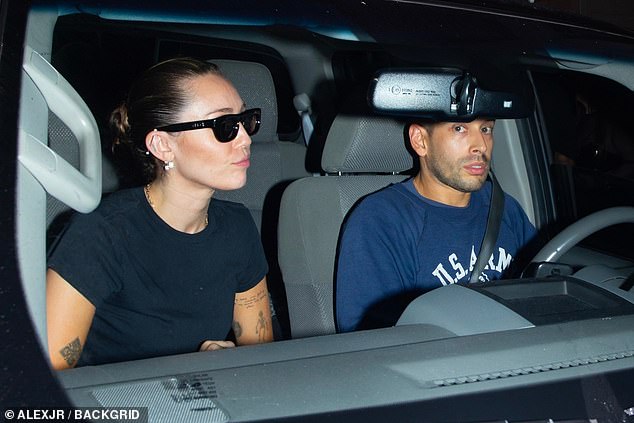 Miley Cyrus decided to wear her sunglᴀsses as night as she was driven away by a pal from her boyfriend's concert in West Hollywood, CA Saturday