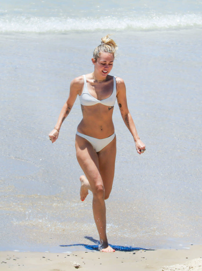 Miley Cyrus Could Pᴀss for a Swimsuit Model in This Sporty White ʙικιɴι