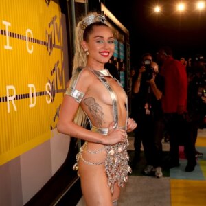 Miley Cyrus’ H๏τtest Red Carpet PH๏τos